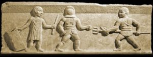 Релеф на гладиатор, намерен в гробището в Ефес. Съдия наблюдава двубой до смърт между двама гладиатори. Мъжът в средата е Секутор, който е без щита си и останал незащитен пред атакуващия го Ретиарий от дясно.